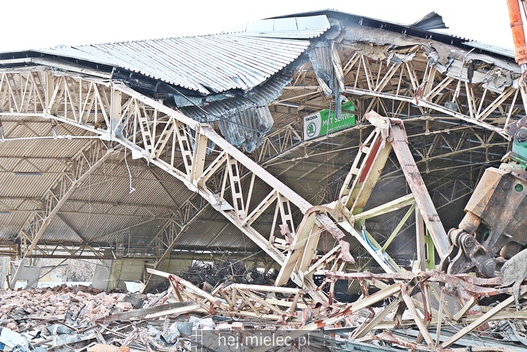 Rozpoczęła się rozbiórka przęseł hali MOSiR