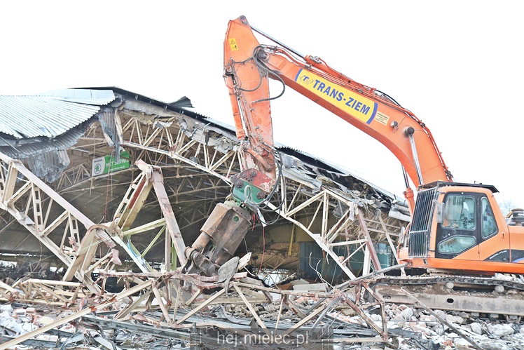 Rozpoczęła się rozbiórka przęseł hali MOSiR