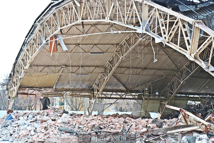 Rozpoczęła się rozbiórka przęseł hali MOSiR