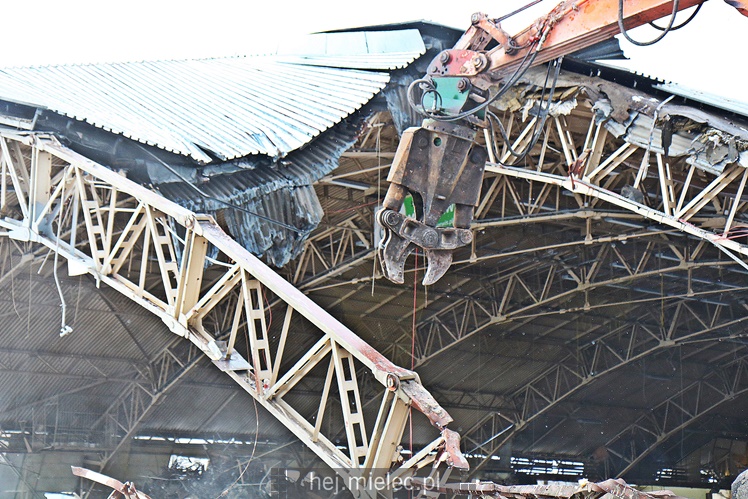 Rozpoczęła się rozbiórka przęseł hali MOSiR