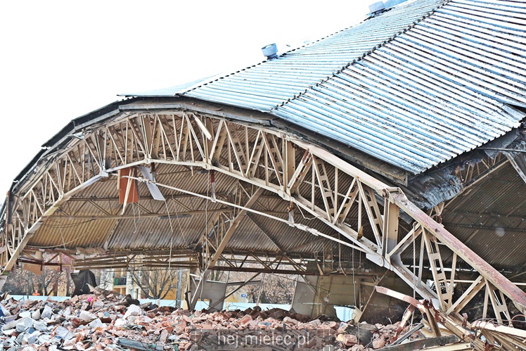 Rozpoczęła się rozbiórka przęseł hali MOSiR