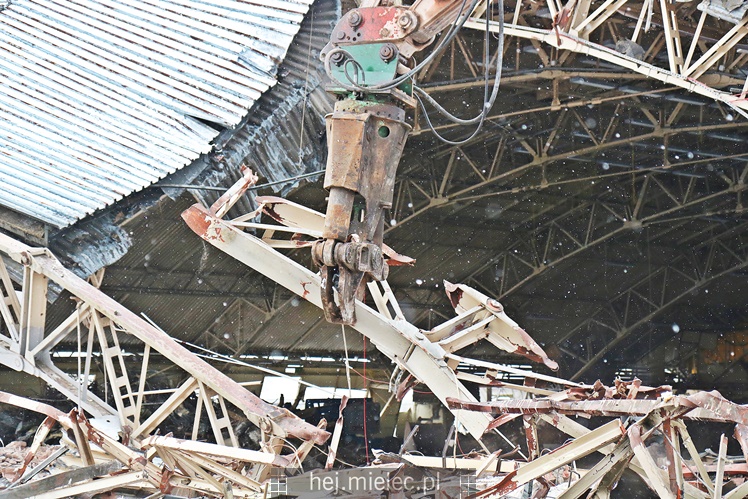 Rozpoczęła się rozbiórka przęseł hali MOSiR