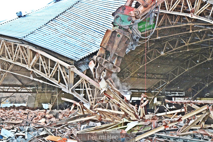 Rozpoczęła się rozbiórka przęseł hali MOSiR