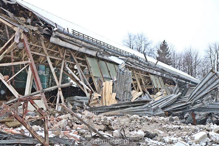 Rozpoczęła się rozbiórka przęseł hali MOSiR