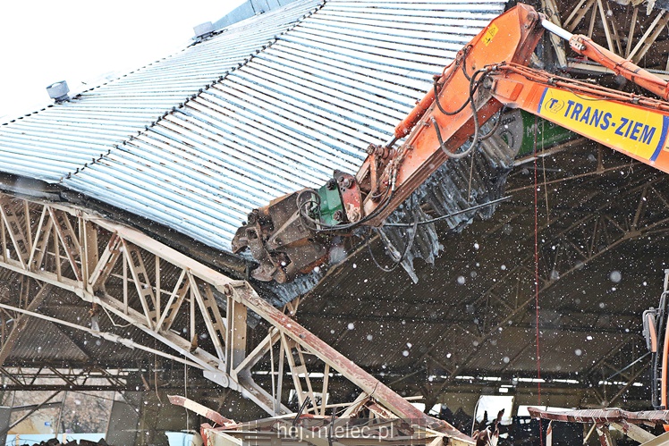 Rozpoczęła się rozbiórka przęseł hali MOSiR