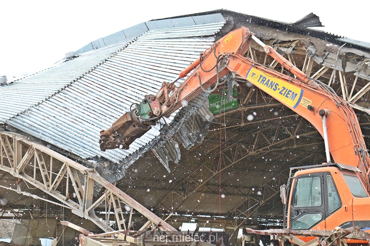 Rozpoczęła się rozbiórka przęseł hali MOSiR