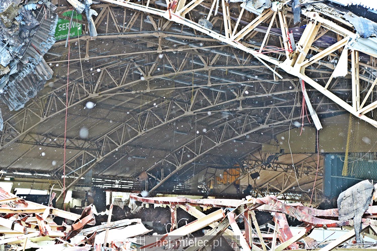 Rozpoczęła się rozbiórka przęseł hali MOSiR