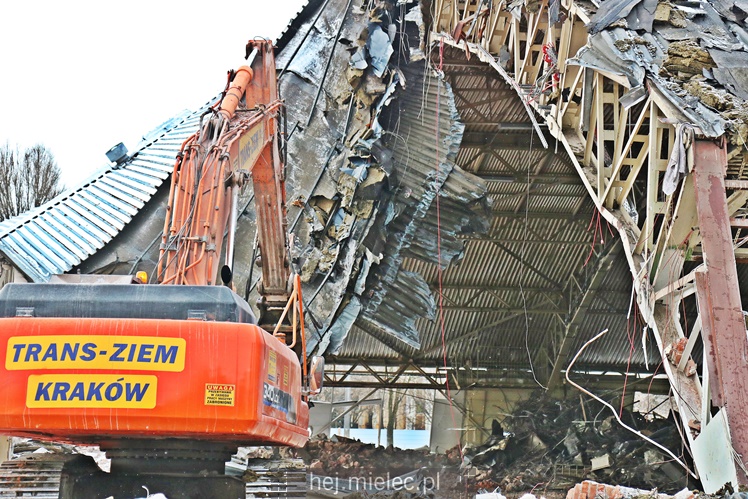 Rozpoczęła się rozbiórka przęseł hali MOSiR