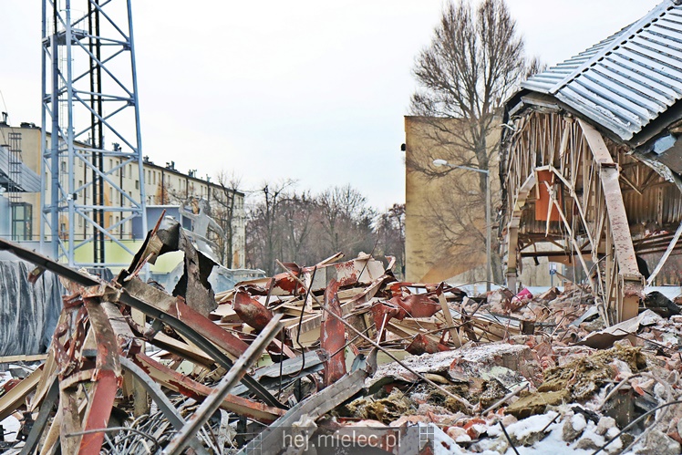 Rozpoczęła się rozbiórka przęseł hali MOSiR