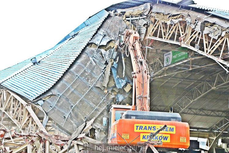 Rozpoczęła się rozbiórka przęseł hali MOSiR