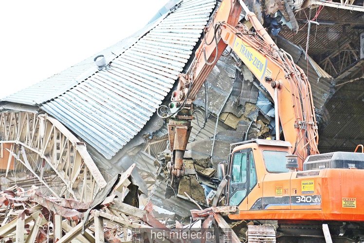 Rozpoczęła się rozbiórka przęseł hali MOSiR