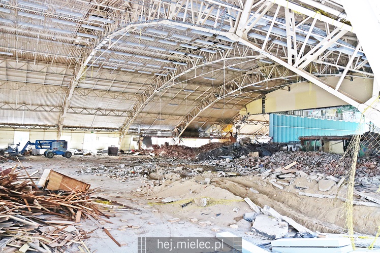 Rozpoczęła się rozbiórka przęseł hali MOSiR