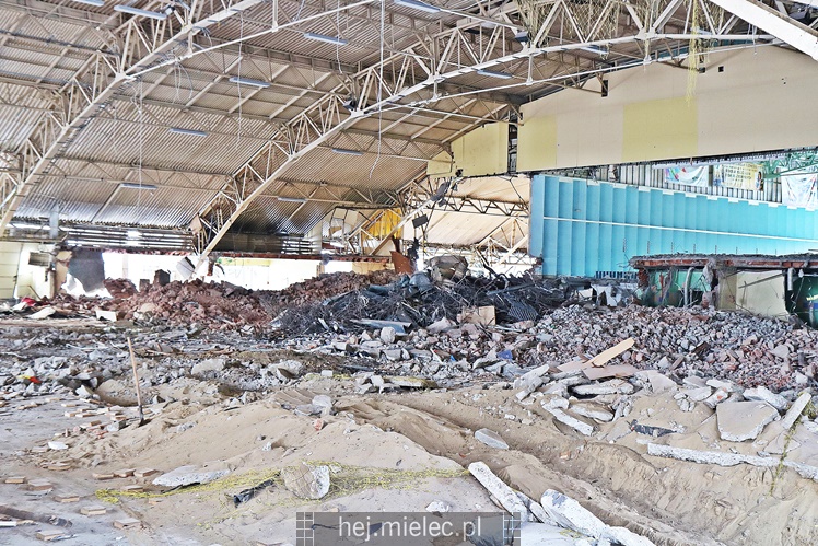 Rozpoczęła się rozbiórka przęseł hali MOSiR