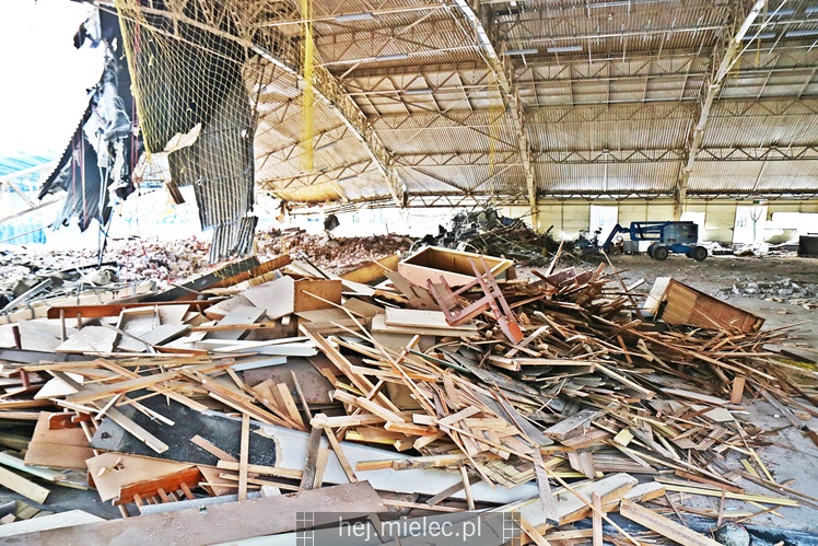 Rozpoczęła się rozbiórka przęseł hali MOSiR
