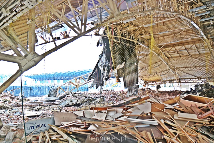 Rozpoczęła się rozbiórka przęseł hali MOSiR