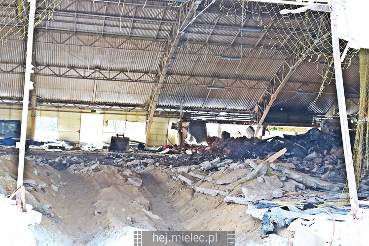 Rozpoczęła się rozbiórka przęseł hali MOSiR