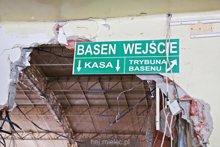 Rozpoczęła się rozbiórka przęseł hali MOSiR