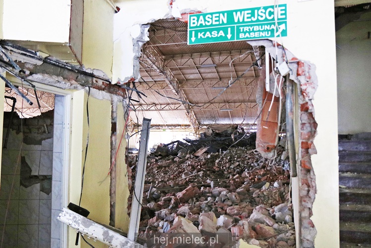 Rozpoczęła się rozbiórka przęseł hali MOSiR