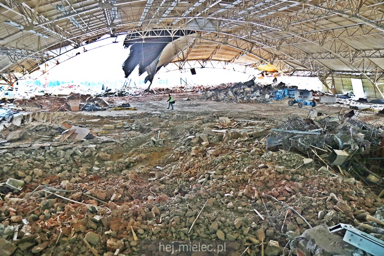 Rozpoczęła się rozbiórka przęseł hali MOSiR