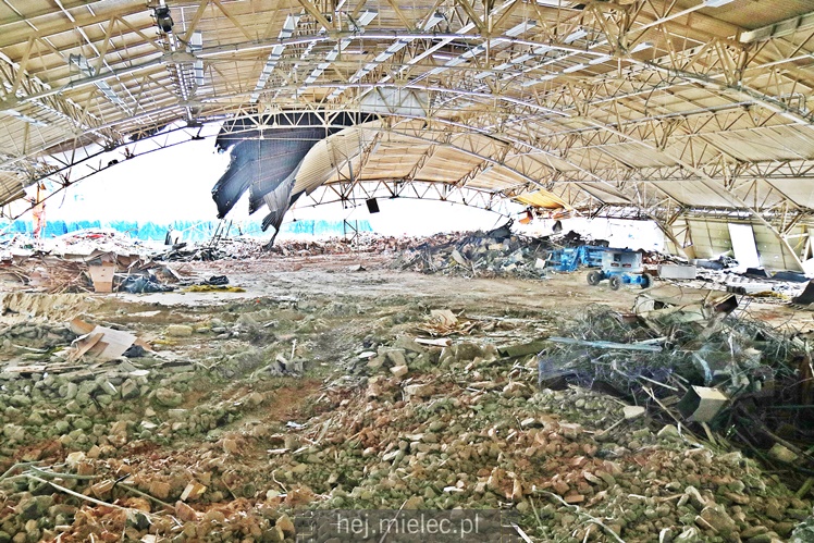 Rozpoczęła się rozbiórka przęseł hali MOSiR