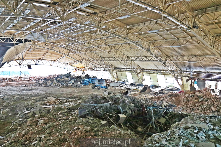 Rozpoczęła się rozbiórka przęseł hali MOSiR