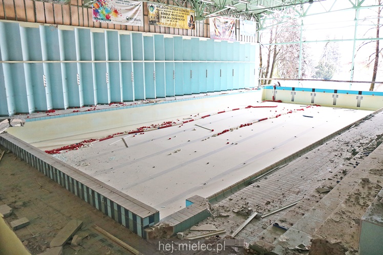 Rozpoczęła się rozbiórka przęseł hali MOSiR