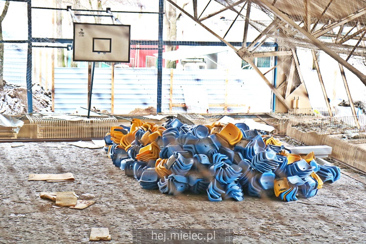 Rozpoczęła się rozbiórka przęseł hali MOSiR