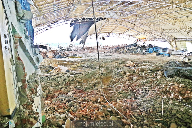 Rozpoczęła się rozbiórka przęseł hali MOSiR