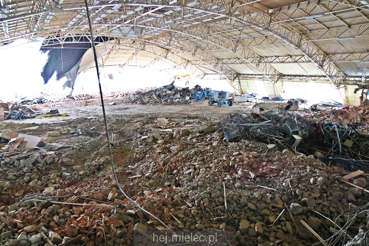 Rozpoczęła się rozbiórka przęseł hali MOSiR