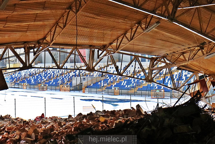 Rozpoczęła się rozbiórka przęseł hali MOSiR