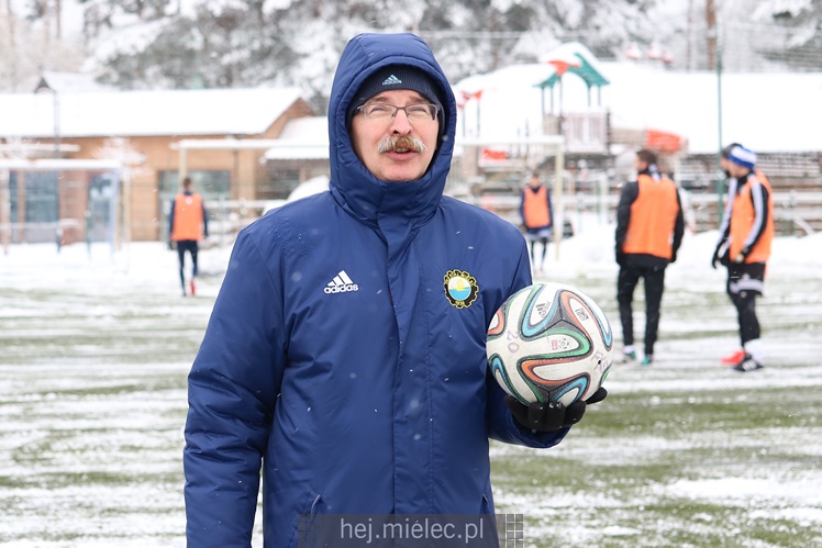 Śnieżna gra wewnętrzna na zakończenie obozu w Hotelu Rado