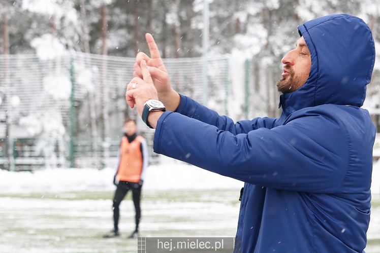 Śnieżna gra wewnętrzna na zakończenie obozu w Hotelu Rado