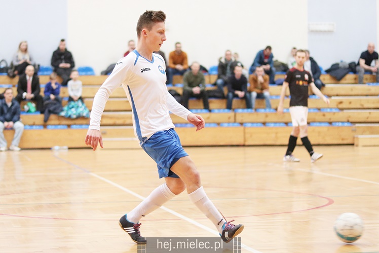 Futsalowa gonitwa i strzelanina