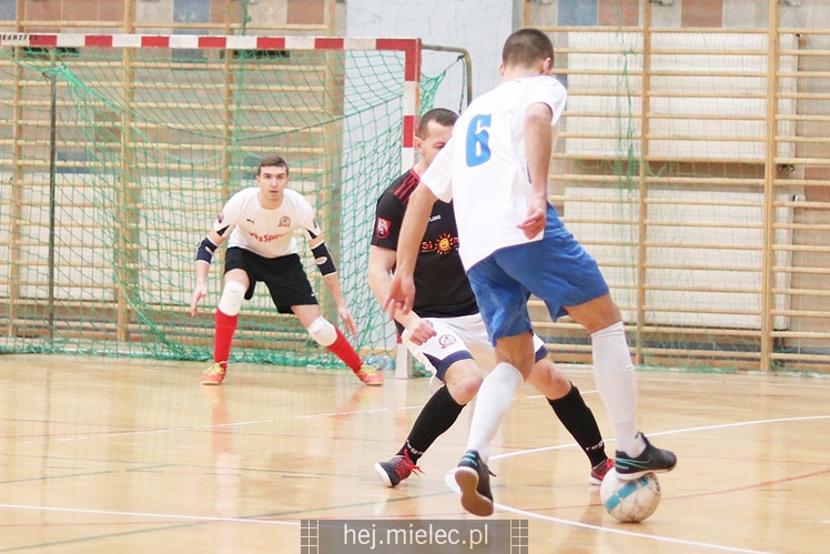 Futsalowa gonitwa i strzelanina