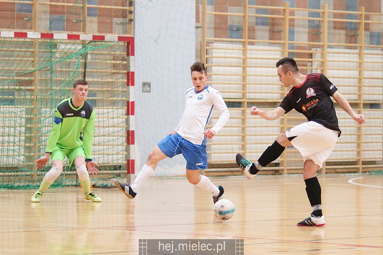 Futsalowa gonitwa i strzelanina