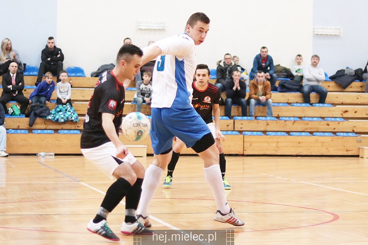 Futsalowa gonitwa i strzelanina