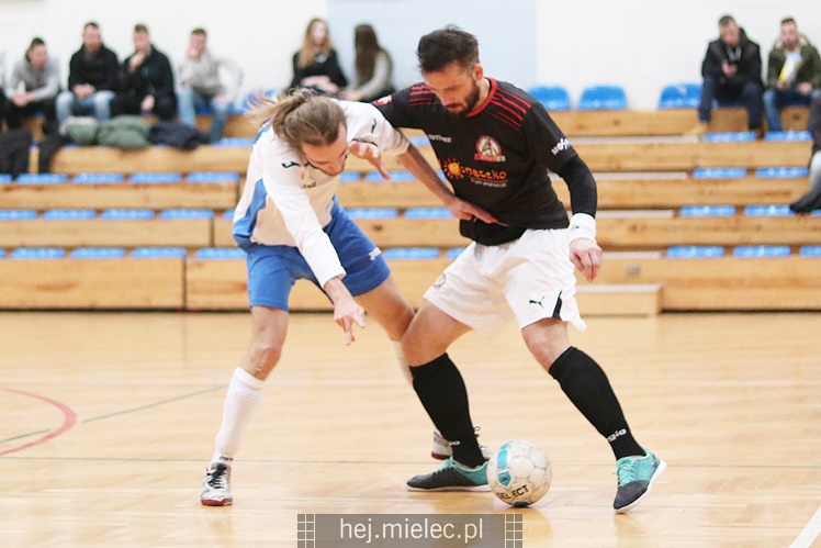 Futsalowa gonitwa i strzelanina