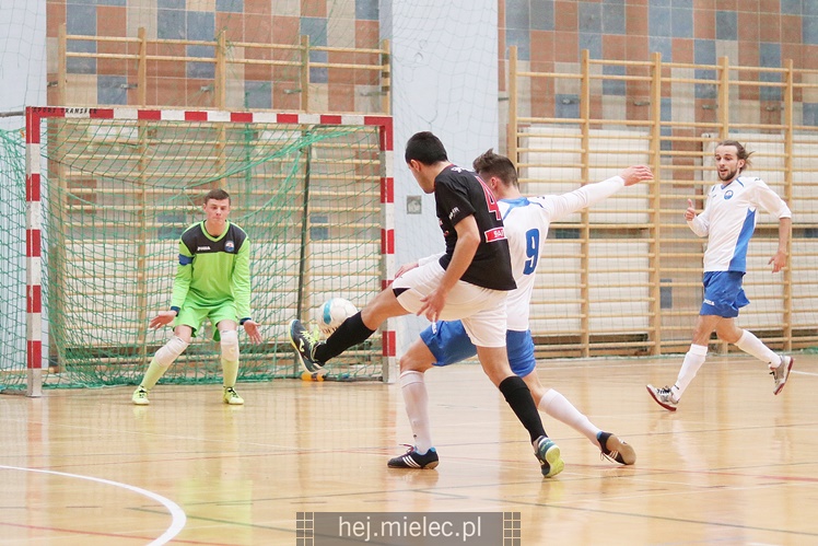 Futsalowa gonitwa i strzelanina