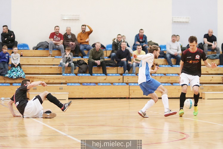 Futsalowa gonitwa i strzelanina