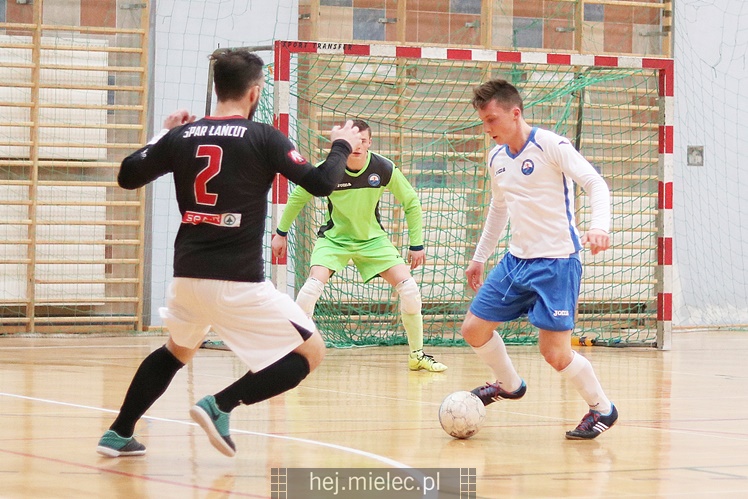 Futsalowa gonitwa i strzelanina