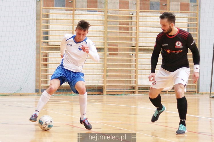 Futsalowa gonitwa i strzelanina
