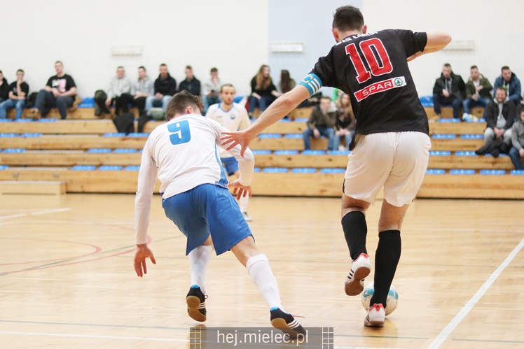 Futsalowa gonitwa i strzelanina