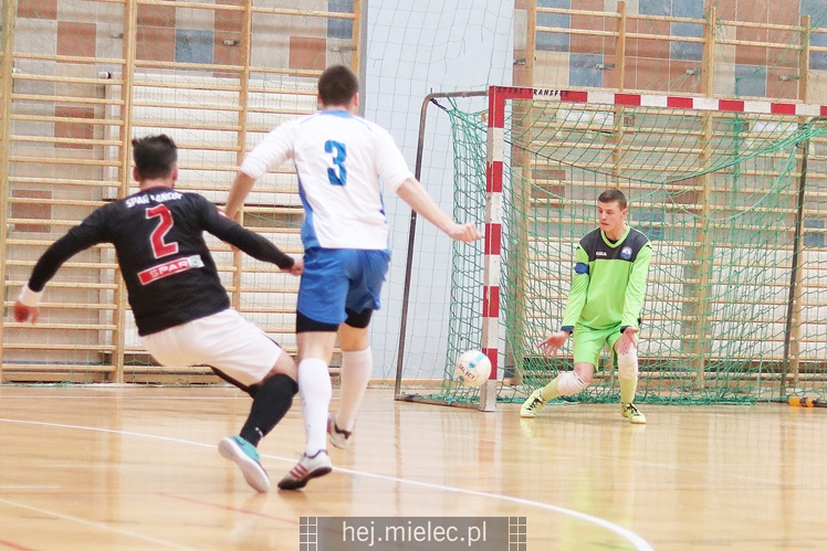 Futsalowa gonitwa i strzelanina