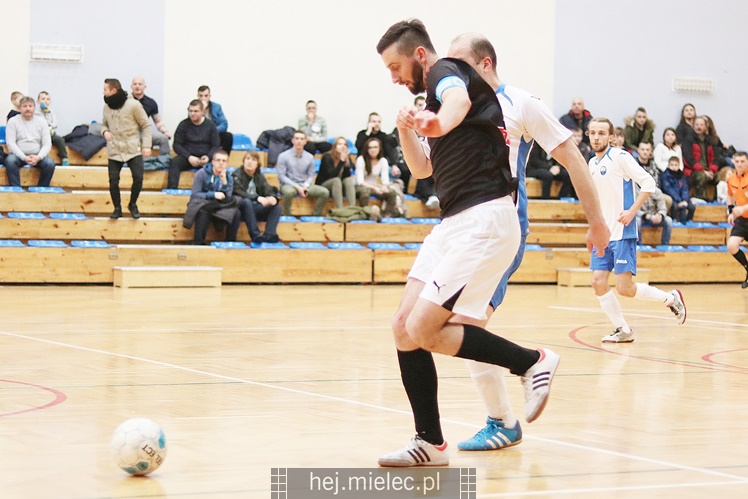 Futsalowa gonitwa i strzelanina