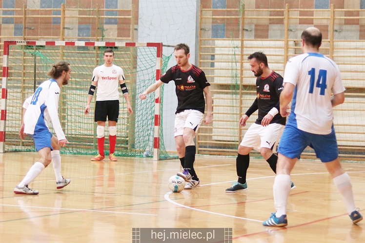 Futsalowa gonitwa i strzelanina