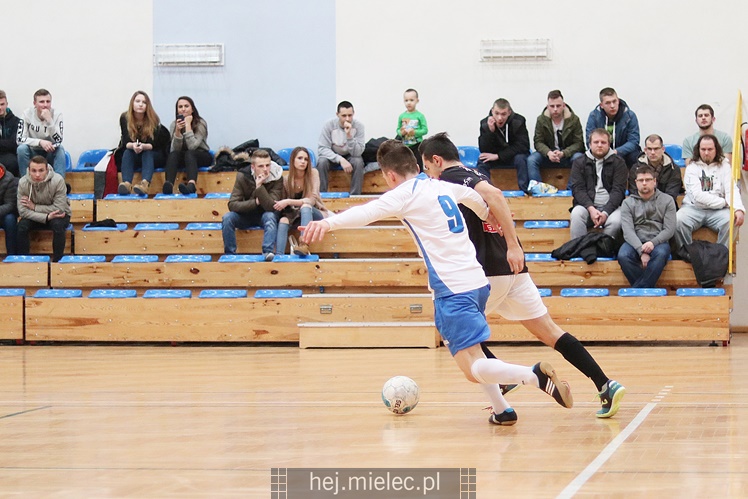 Futsalowa gonitwa i strzelanina