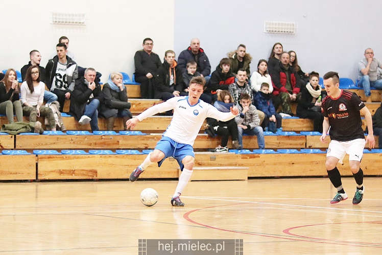 Futsalowa gonitwa i strzelanina