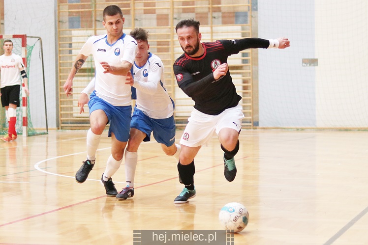 Futsalowa gonitwa i strzelanina