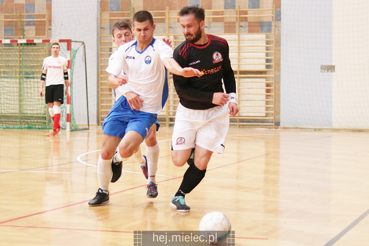 Futsalowa gonitwa i strzelanina