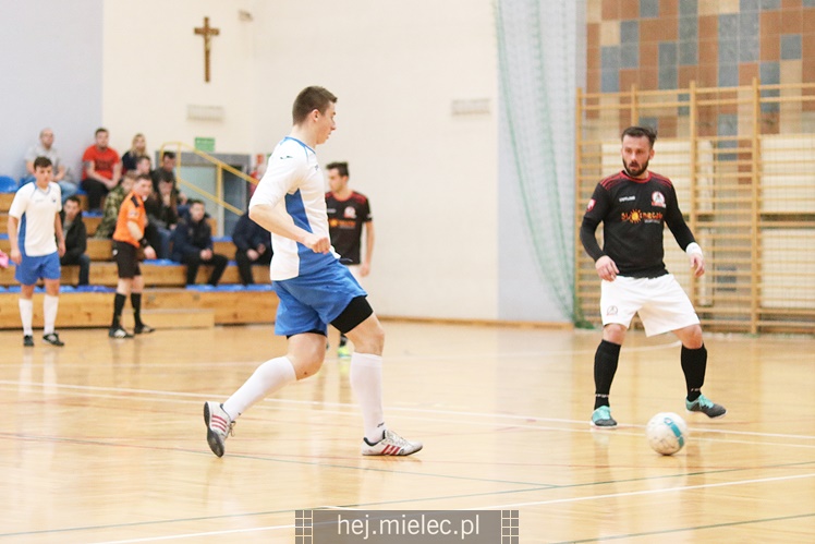 Futsalowa gonitwa i strzelanina